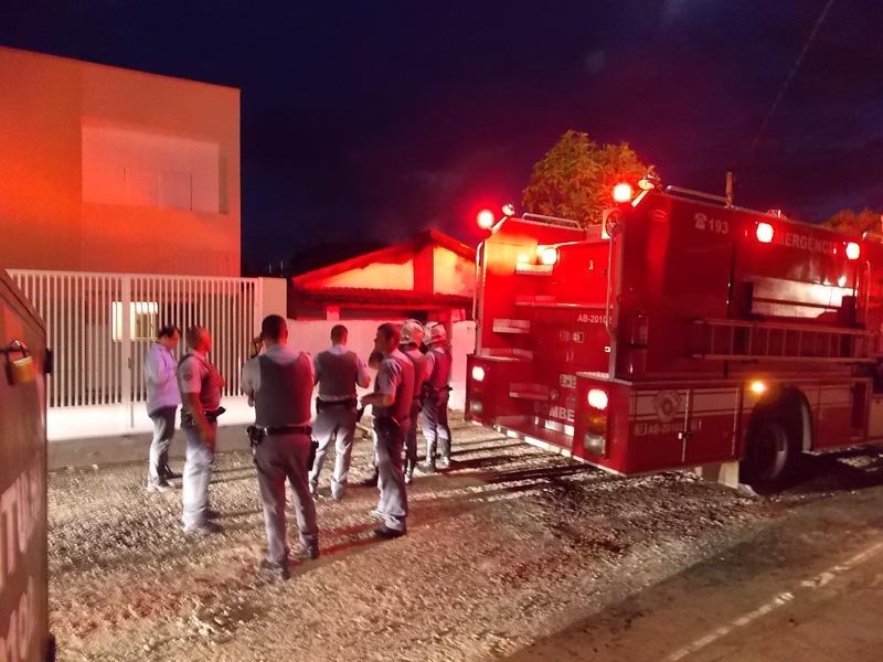 Polícia investiga causa de incêndio em residência