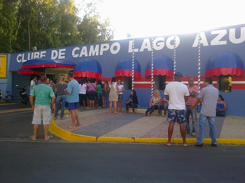 Mesas do Baile do Havaí do Lago Azul se esgotam em poucas horas