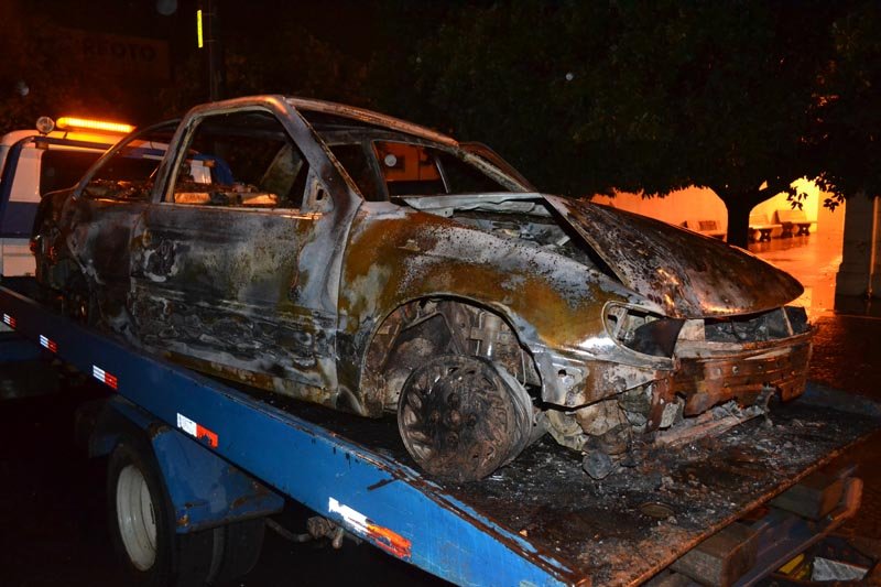Homem tem veículo furtado e incendiado