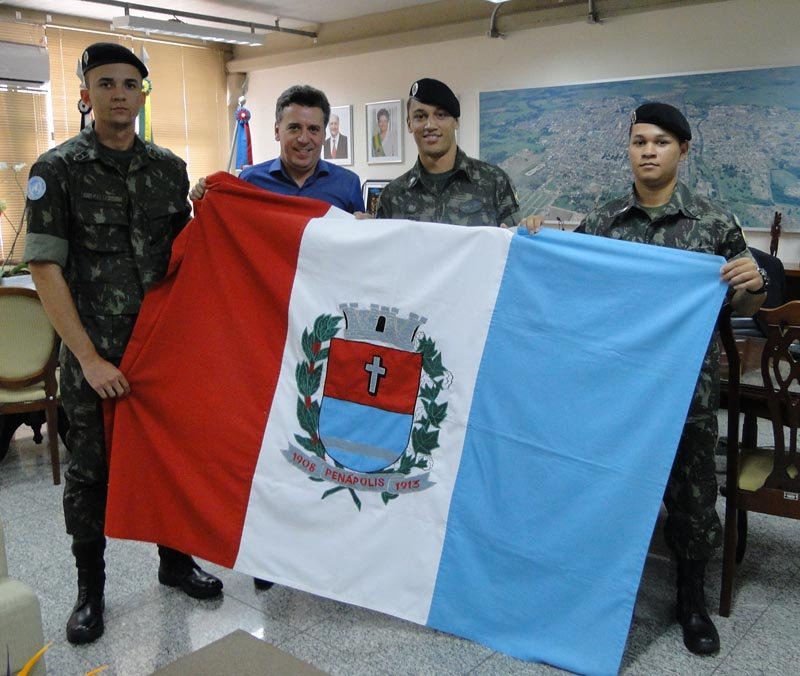 Militares levam bandeira de Penápolis para o Haiti