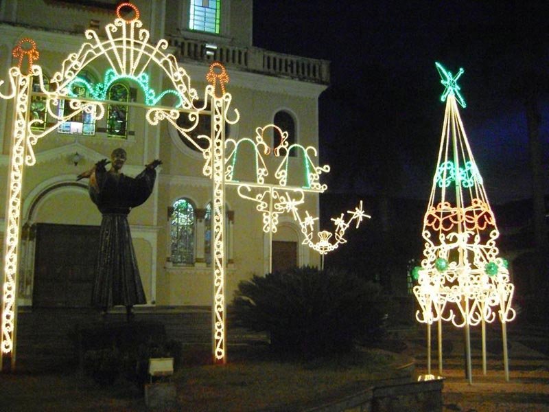 Decoração: Penápolis fica iluminada para o Natal