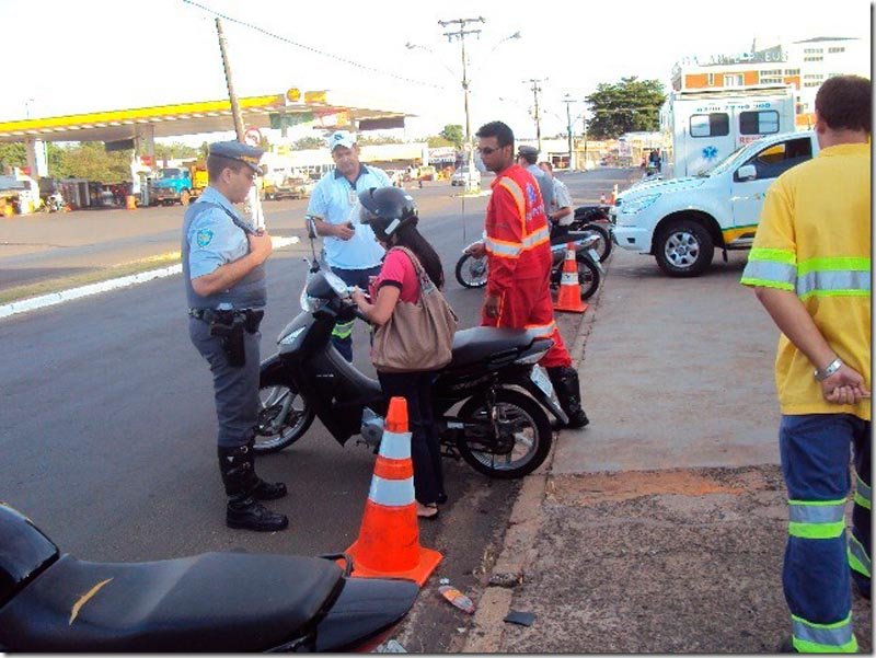 Motociclistas são orientados em campanha da polícia