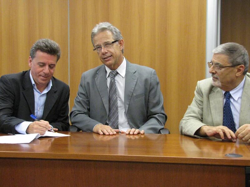 Prefeito Célio de Oliveira assina convênio de quase R$ 1 milhão para emissário do Maria Chica