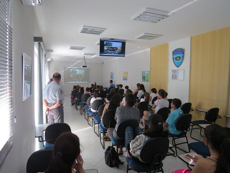 Crianças participam de palestra com a PM Rodoviária