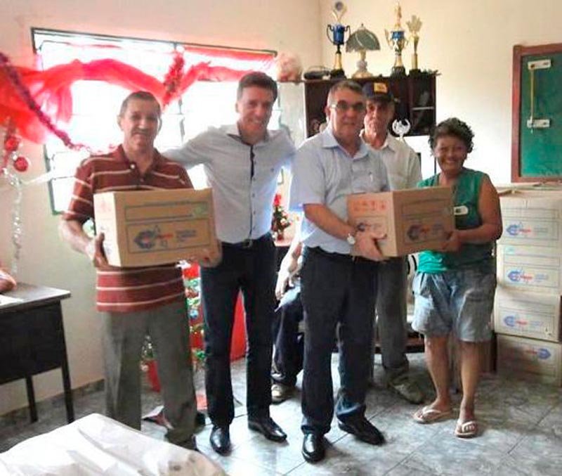 Trabalhadores da Corpe recebem cestas natalinas da Credicitrus