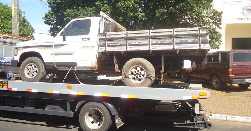 Caminhonete furtada no centro é encontrada em canavial