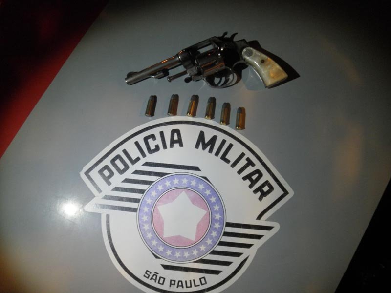 Comerciante é flagrado com revólver em estabelecimento