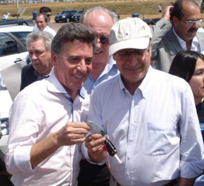 Governador entrega veículo para fiscalização ambiental ao prefeito Célio