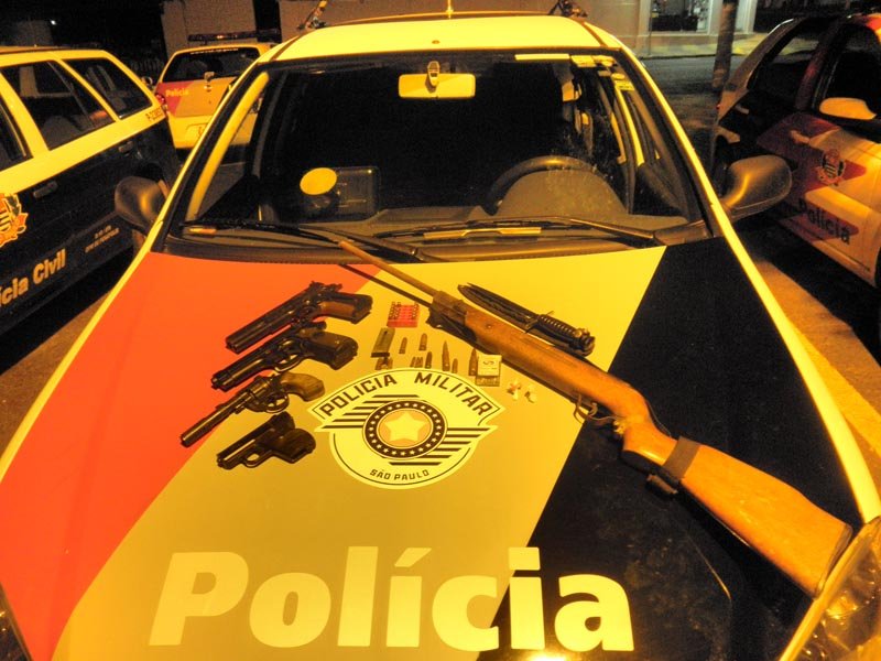 Polícia flagra servente com arma, réplicas e munições