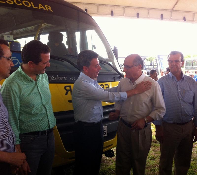 Governador entrega ônibus escolares ao prefeito 