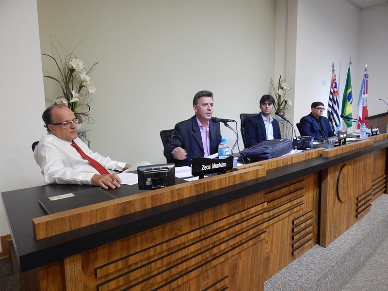 Câmara Municipal recebe prefeito na primeira sessão de 2014