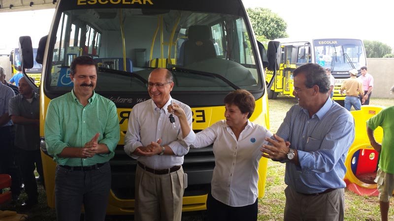 Secretaria da Educação entrega ônibus escolares para Alto Alegre