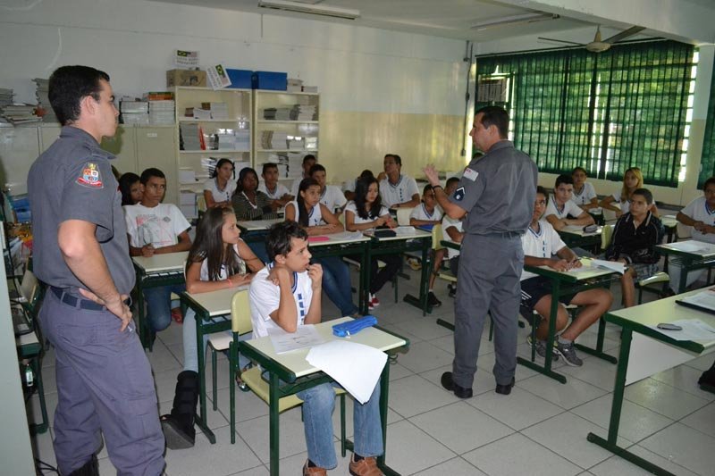 Bombeiros ensinam prevenção a incêndios para alunos