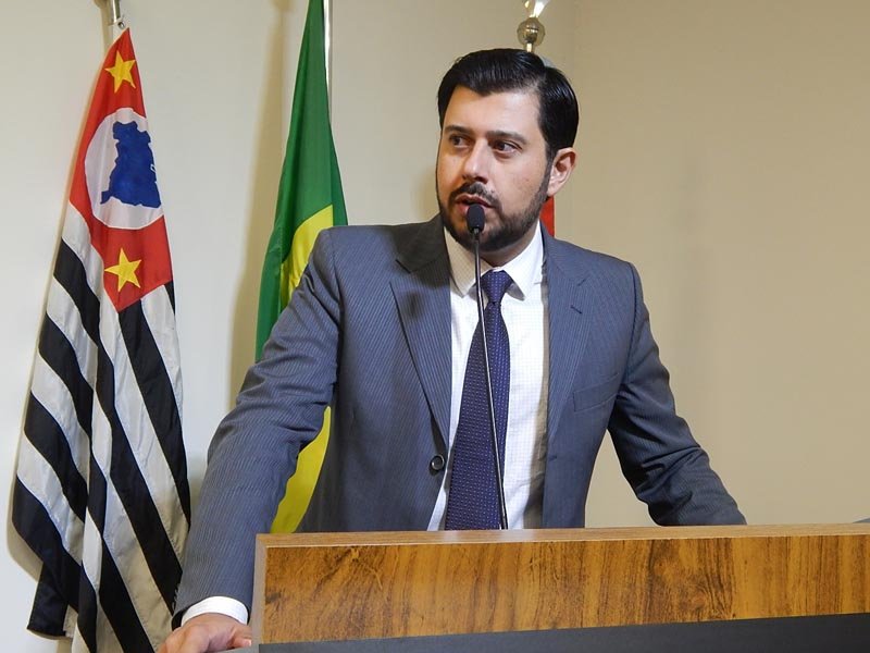 Vereador Alexandre Gil indica ar condicionado para alunos da rede municipal 