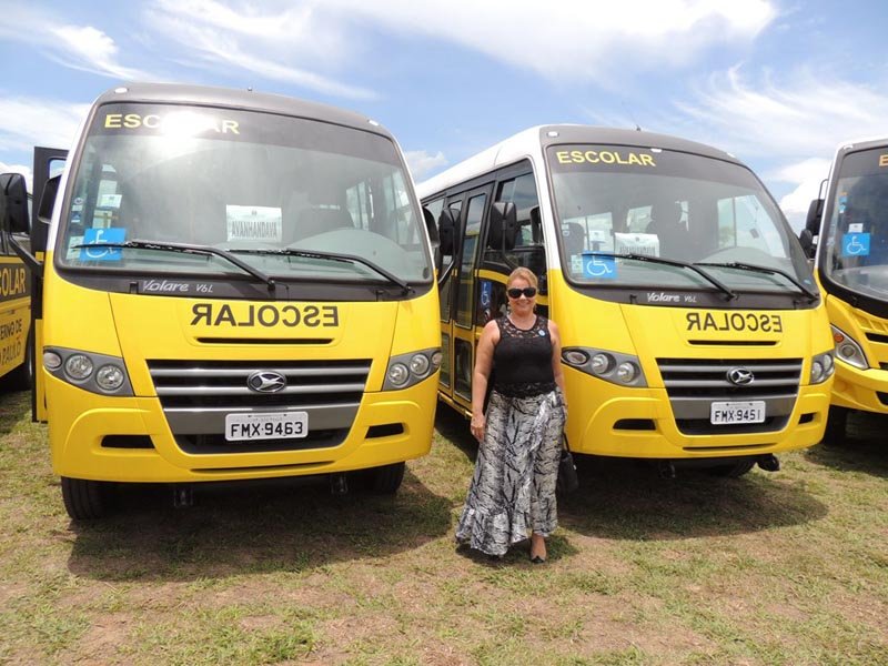 Avanhandava: Sueli ganha quatro ônibus para o transporte escolar