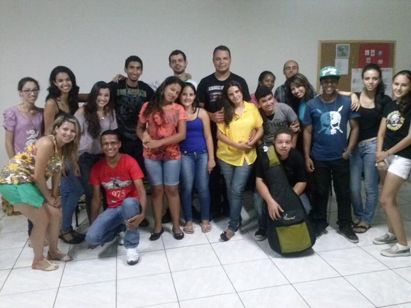 Jovens se reúnem para praticar o bem e a fé