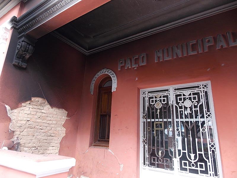 Morador de rua coloca fogo em fachada do Museu Histórico