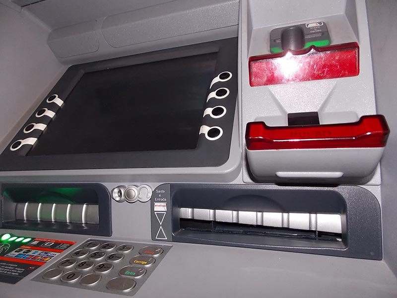 Bandidos tentam furtar dinheiro depositado em caixas