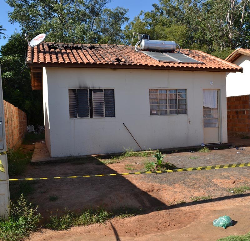 Casa é incendiada e família perde tudo