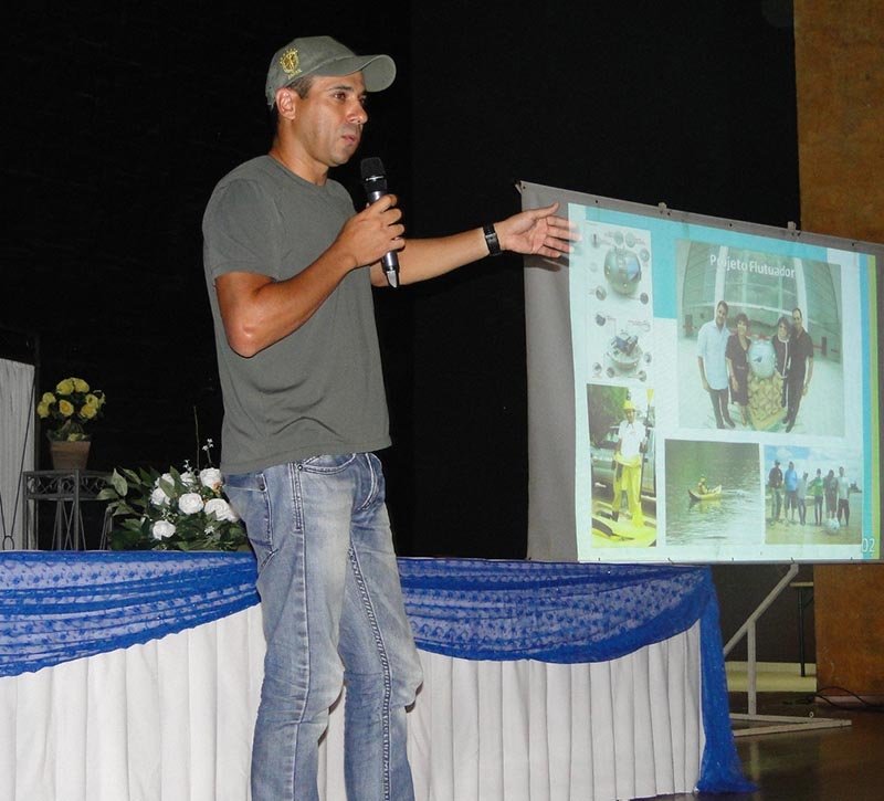 Grande público prestigia palestra de Dan Robson no Teatro Lúmine