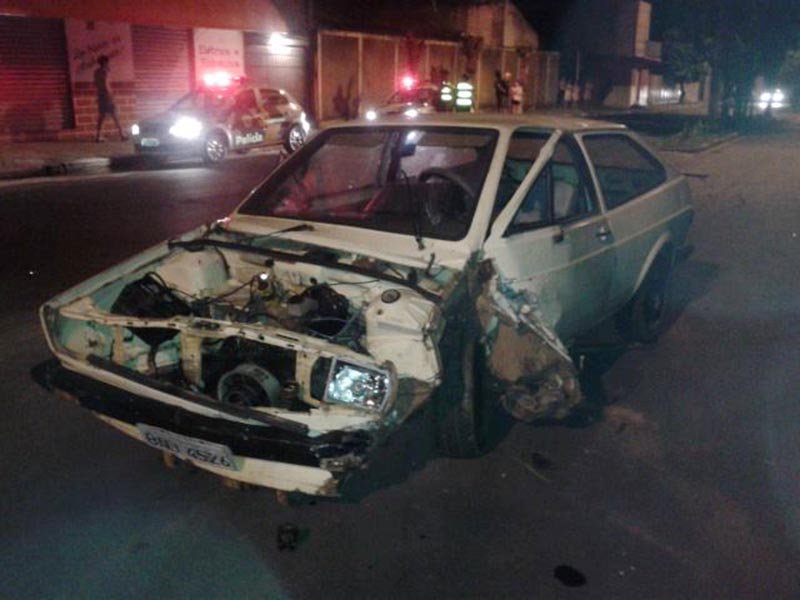 Veículo bate contra árvore em avenida