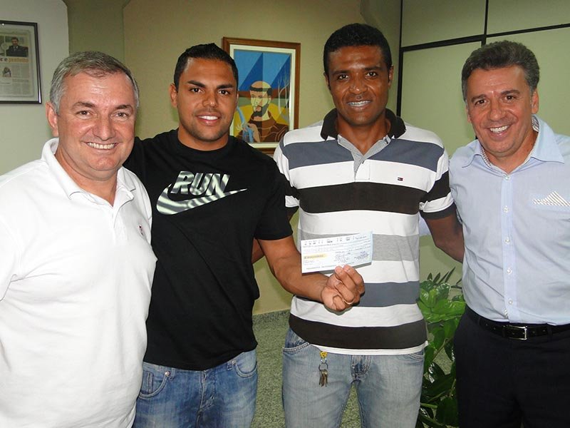 Campeões recebem premiação dos Torneios Cobras, Cobrinhas e Master de Futsal