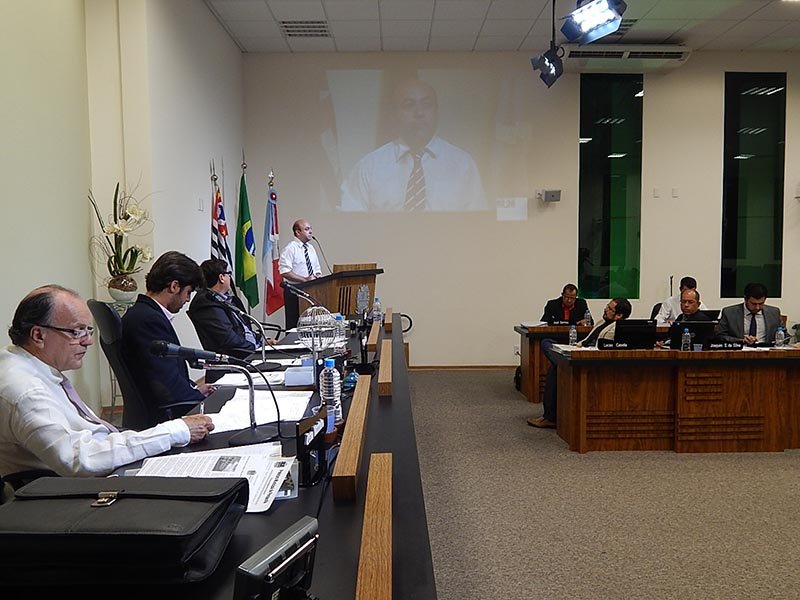 Câmara vota obrigatoriedade de divulgação de CNPJ em atos do poder público municipal