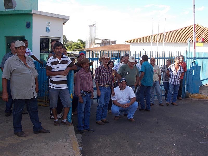 Fornecedores de leite cobram pagamento da ‘Campezina’