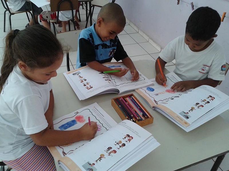 Livro didático do Sesi desperta interesse dos alunos nas aulas