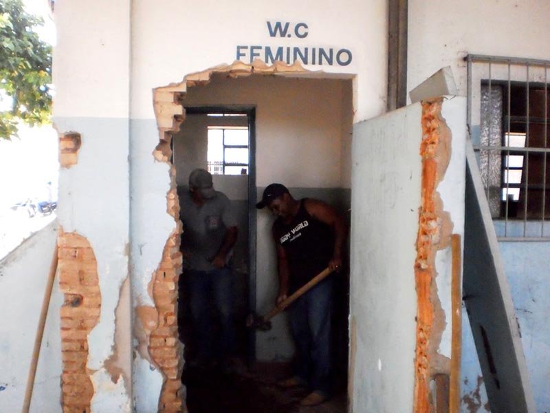 Prefeitura inicia reforma dos sanitários da Feira Livre