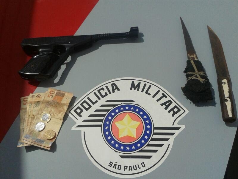 Dois homens são presos acusados de roubo em mercado