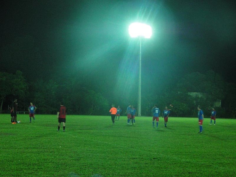 Marcelinho Carioca estreia iluminação do campo de futebol do bairro Eldorado