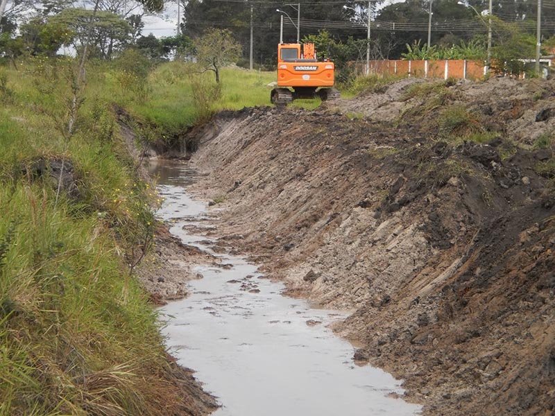 Prefeitura de Penápolis inicia desassoreamento do Córrego da Estiva
