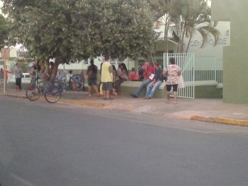Vereador Professor Luís defende melhor atendimento no Postão de Saúde