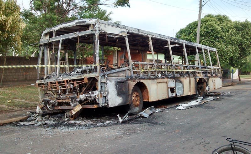 Ônibus é incendiado em Barbosa