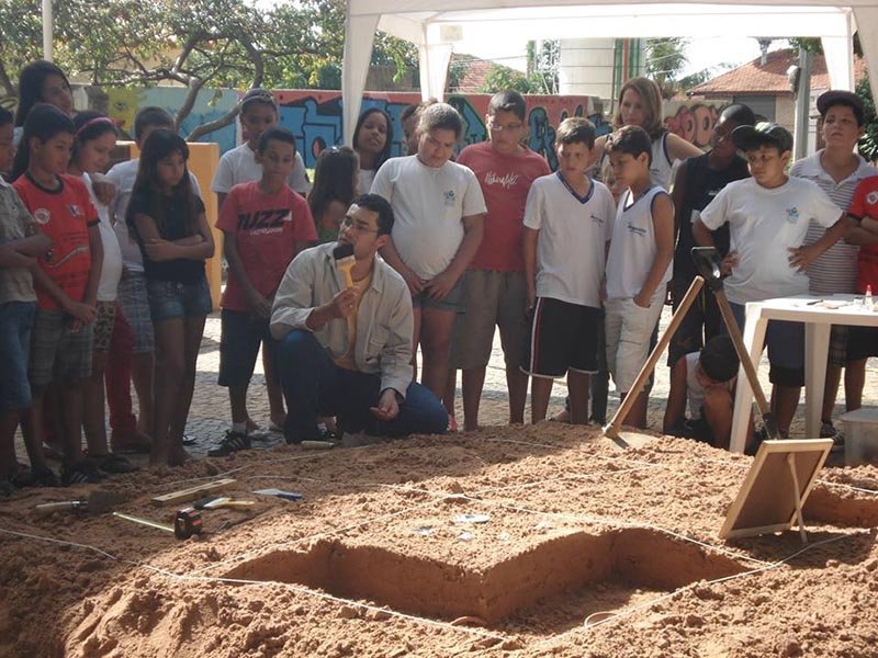 Pequenos arqueólogos exploram Praça 9 de Julho