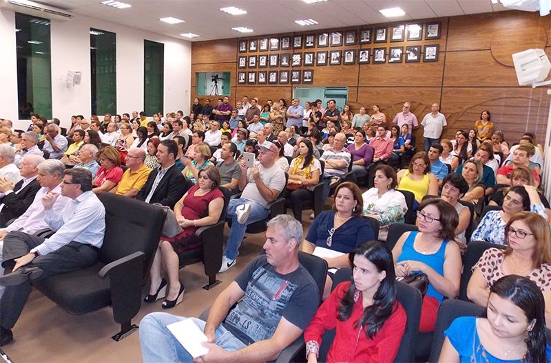 População prestigia audiência pública com promotores