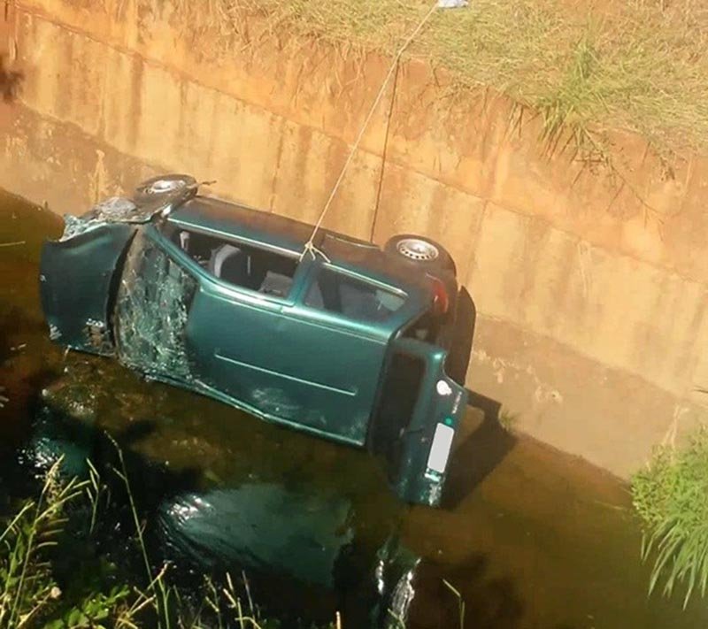 Carro cai no Córrego Maria Chica, no domingo