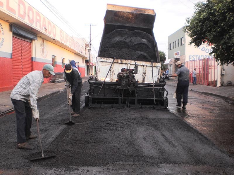 Prefeitura executa recapeamento na rua Irmãos Crisóstomo de Oliveira