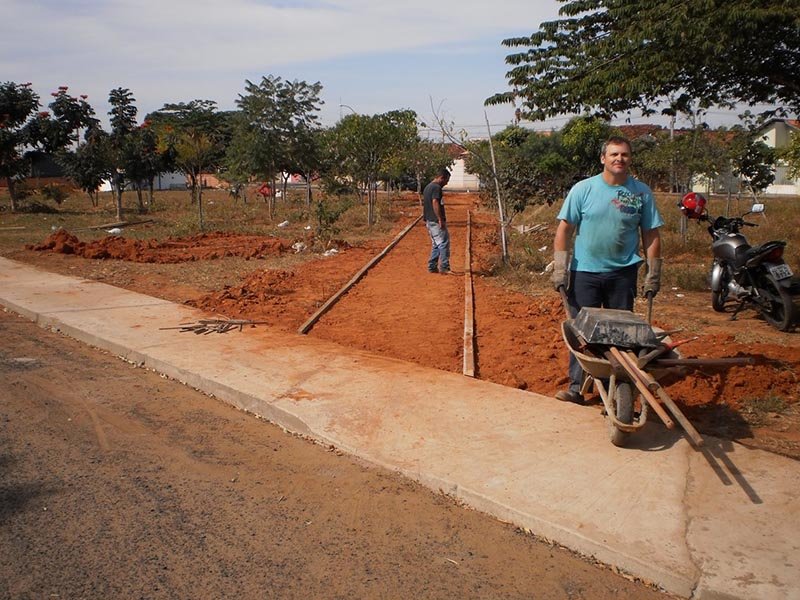 Praça: Prefeitura executa calçadas no Parque dos Girassóis