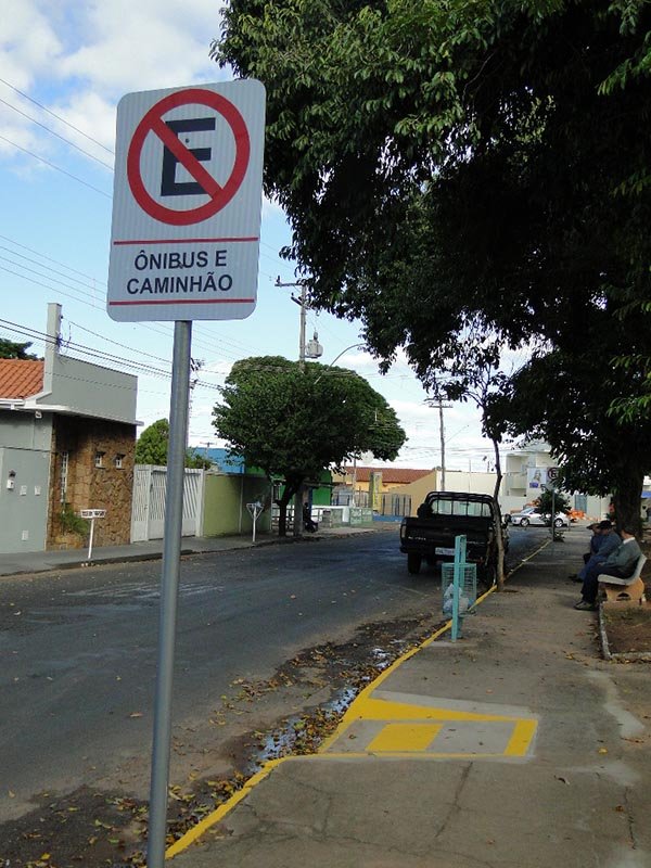 Caminhões e ônibus proibidos de estacionar na Praça Daniel Rodrigueiro