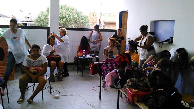 Alunos do curso de cabeleireiro promovem Dia da Beleza para mães do Jardim Pevi