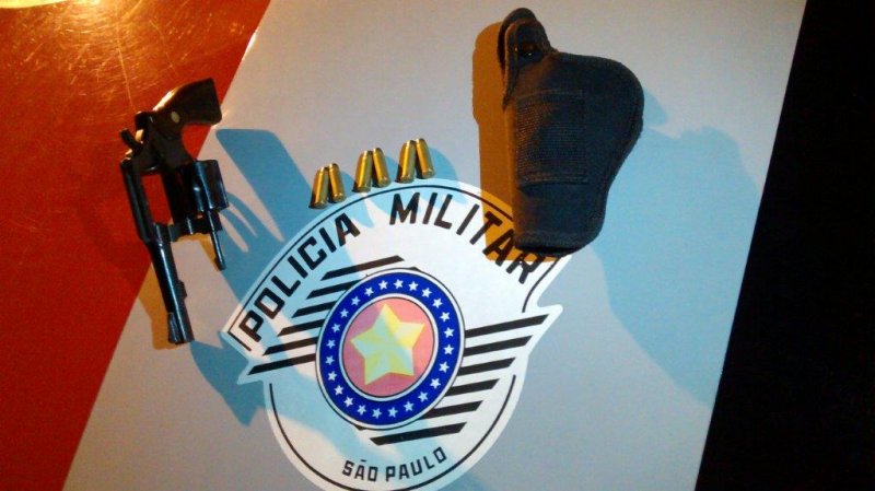 Homem é detido após ser flagrado com revólver