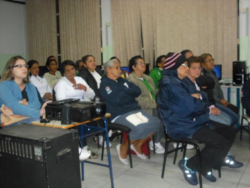 Alunos do Programa EJA recebem orientação sobre o câncer bucal