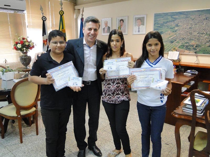 Estudantes vencedores do concurso ‘Minha Penápolis’ recebem premiação