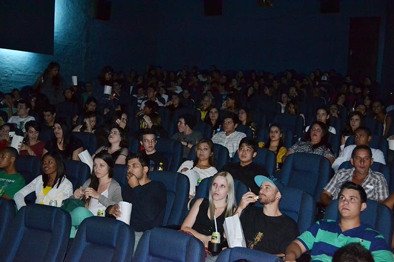 Filme ‘A Culpa é das Estrelas’ lota cinema em Penápolis