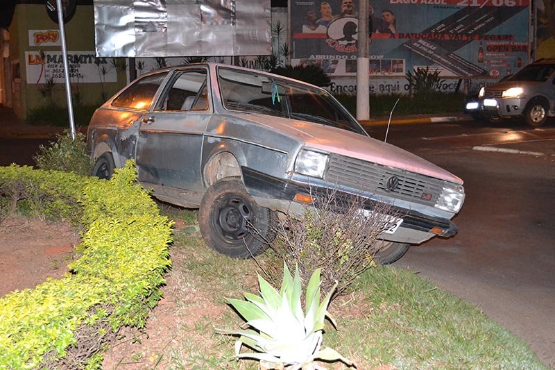 Carro furtado é abandonado em cima de rotatória