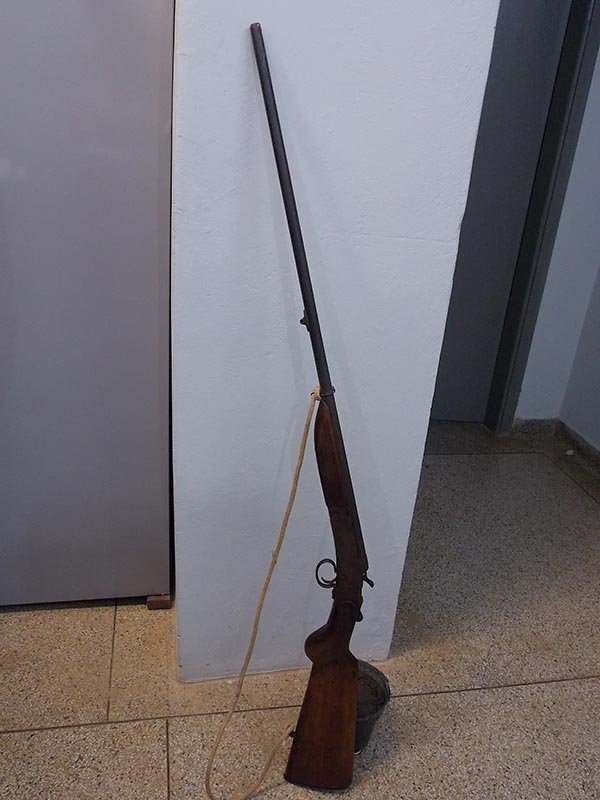 Espingarda é encontrada abandonada em sítio