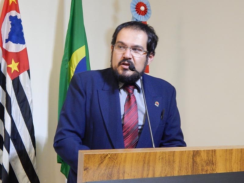 Casella defende projeto de oficinas com material reciclável