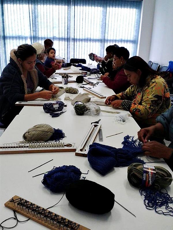 Cras promove curso de confecção de cachecóis em tear